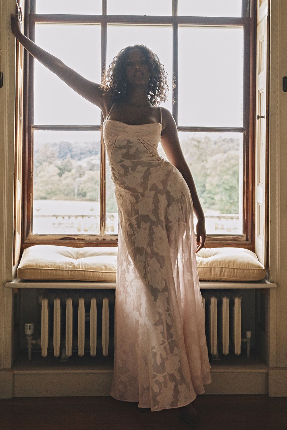 Chic Floral Lace Suspender Dress – Flattering Fit for Summer Events, Parties & Night Out Elegance